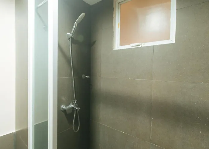 Reddoorz At Regina Hometel J Victor Hotel