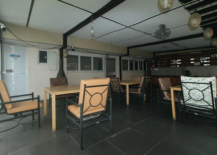 Reddoorz At Regina Hometel J Victor Hotel *